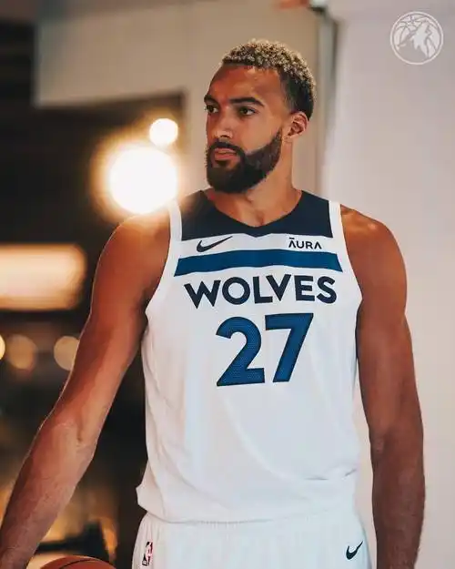 组图戈贝尔穿森林狼球衣亮相新赛季冲西部前四