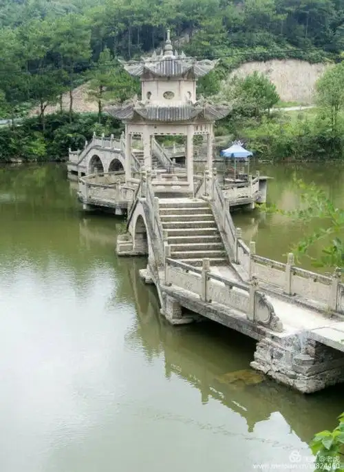 30晨曦户外,晨练地:义乌"圣寿寺"飞泉吹烟梦,怪石参云水,遗然枯松根