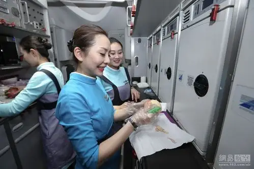 揭秘空姐工作另一面:需两次换装 随时补妆