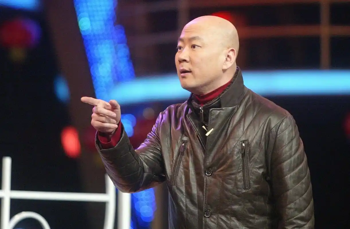 2017年,在春晚《取钱》的小品中,郭冬临饰演一个阻止大妈受骗的热心肠