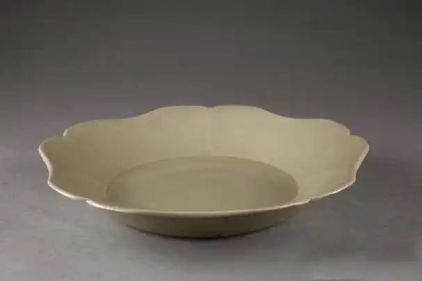 秘色瓷五曲花口盘,出土于陕西省扶风县法门寺地宫,盘高6.