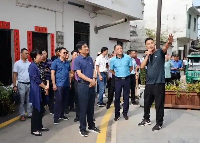 8月25日,河南省新县县委书记吕旅率党政考察团来到秋口镇石门村考察