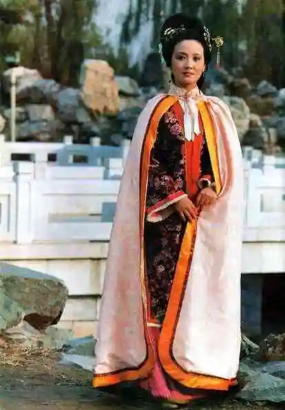 in his hand ,38 liu xiaoqing is a young girl