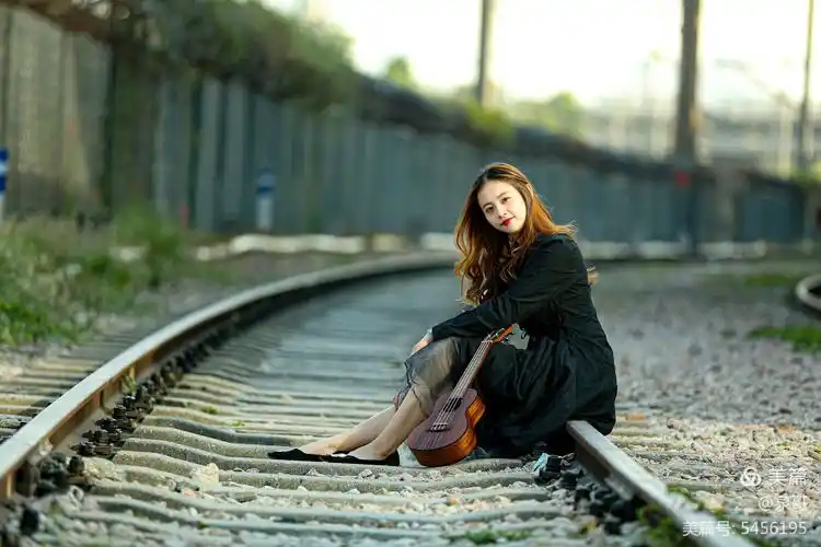 其它 铁路人像 写美篇出镜:真真 摄影后期:泉哥 拍摄地点:草铺铁路