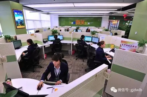 地球不停转,我们不休息;镜头1:国家电网有限公司客户服务中心播报君