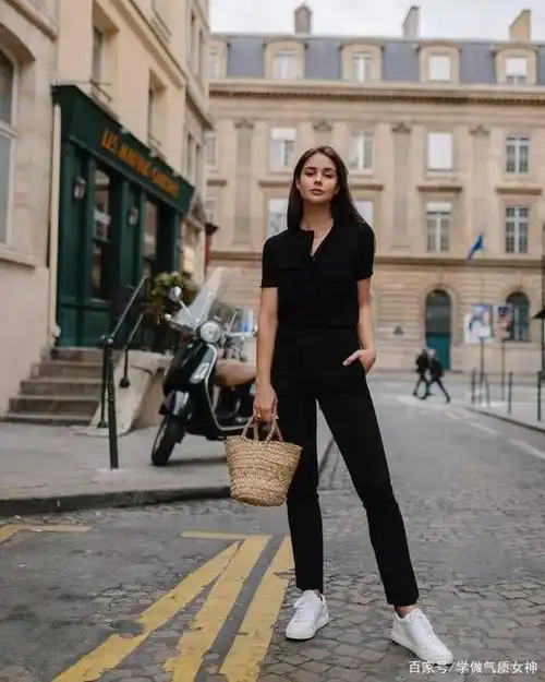 酷女孩喜欢穿黑色,一身黑 小白鞋,黑白分明尽显时髦.