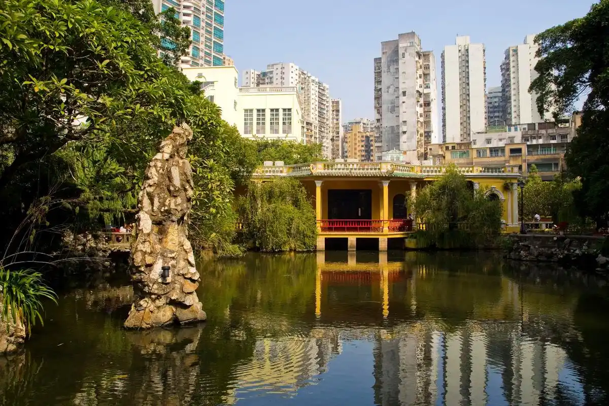 卢廉若公园位于澳门半岛的中部,东望洋山的北麓,罗利老马路与荷兰园马