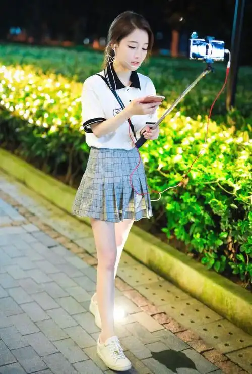 冯提莫真会穿圣诞麋鹿套装火辣性感线下签售会白裙穿搭更吸睛