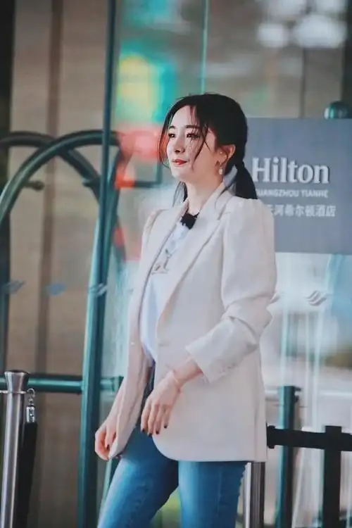 杨幂白色西装外套简约大方 随意搭配却出彩