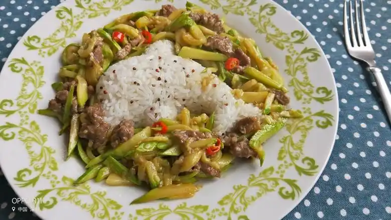 西葫芦滑牛肉盖浇饭