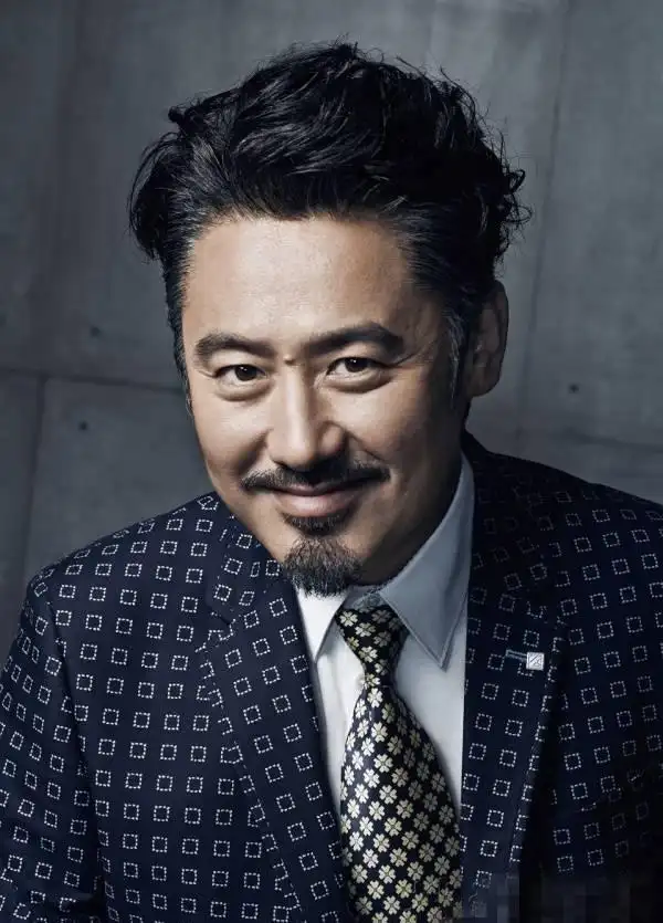 49岁吴秀波和52岁妻子尚洁近照