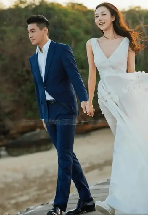 朱孝天妻子罕见秀恩爱,晒婚纱照庆祝结婚五周年,网友:太甜了吧