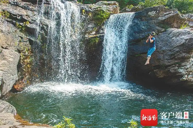 陵水黎族自治县大里瀑布成了游客夏日戏水打卡点.