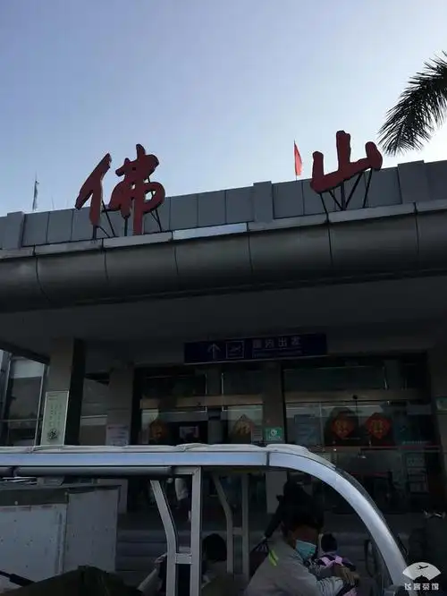 沙堤机场摆渡车上面一直循环播放着一段公告:"尊敬的旅客您好,佛山