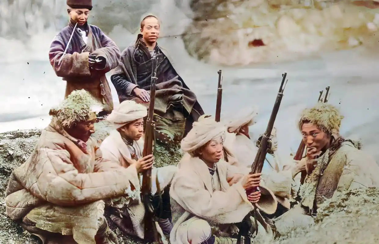 1934年,西北"马家军"罕见的老照片,照片中正襟危坐者到底是何人?