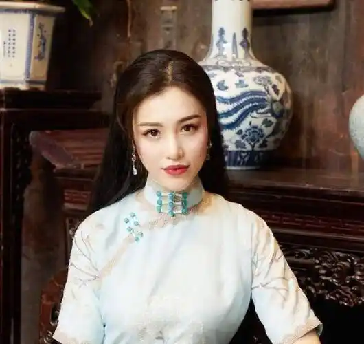 刘翔前妻葛天晒旗袍自拍,身材珠圆玉润,大嘴抢镜醒目_工作_女人