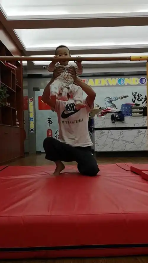 12个月,双臂悬挂单杠.