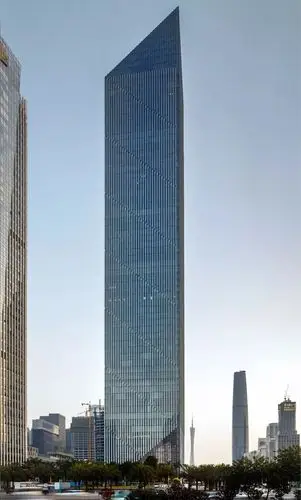 利通广场位于广州交通,商业核心区珠江新城,是一座高达303米的超高层