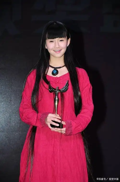 小彩旗学成归国!在英独居2年精神遭质疑,杨丽萍无互动重新收徒