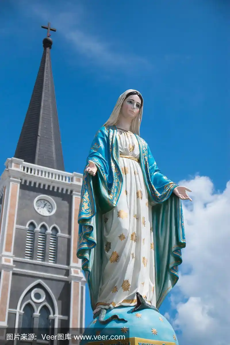大教堂前的圣母像