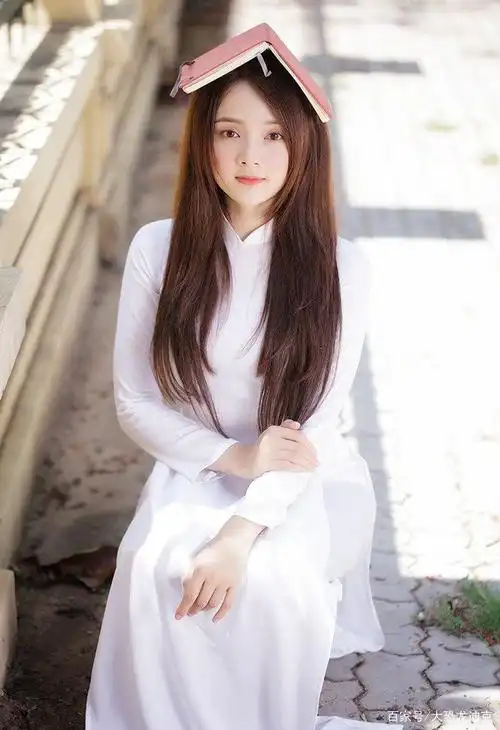 长相甜美的青春女生,穿了一件纯白色奥黛,阳光下格外清纯动人