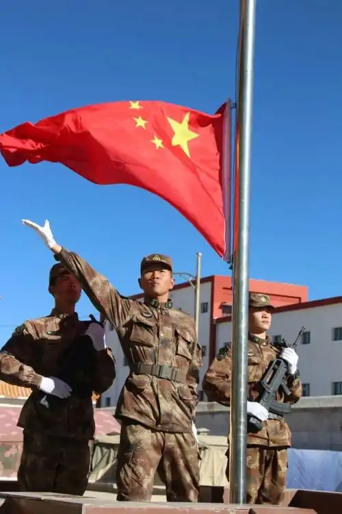 喜迎国庆新疆军区各部队隆重组织升国旗仪式