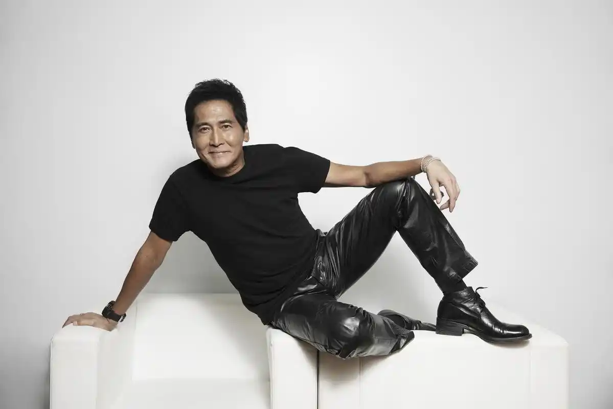 63岁的齐秦近照曝光,胖乎乎的肚子让人认不出来 - 汽车资讯(主打网)