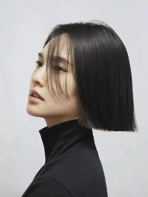 黑色的沉闷和单调,整个人都活泼了许多~如果你觉得黑长直的一刀切短发