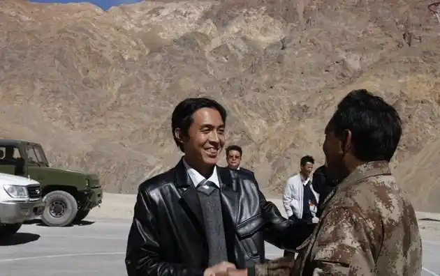 谢恩主在中印边境检查慰问