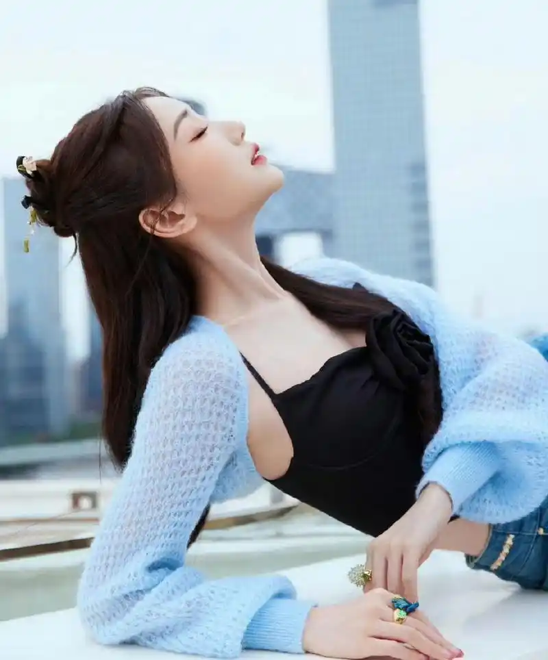 百度秋冬打卡挑战赛#  毛晓彤吊带内衣美照,虽然没有傲人的身材,但这