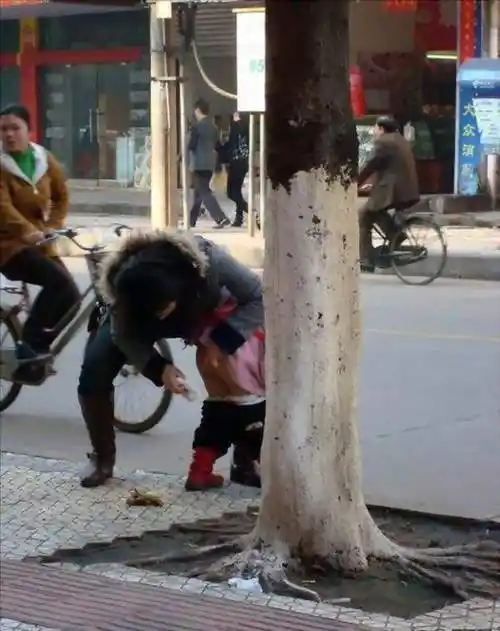 小孩子在大街上随地大小便合适吗