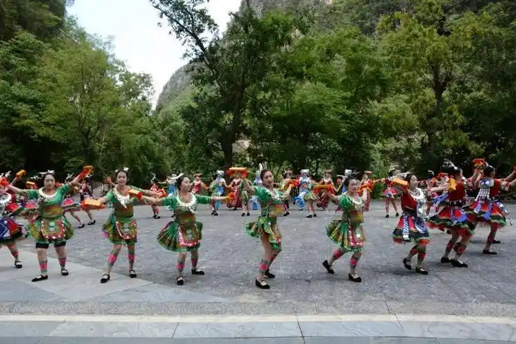 多彩民族风 歌舞展新姿 || 少数民族文化巡游展演走进黔西南峰林布依