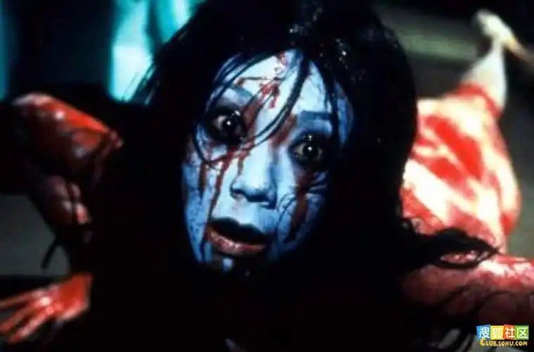 展开全部 贞子一直藏在电视里,深更半夜的时候趁你不注意她就会在