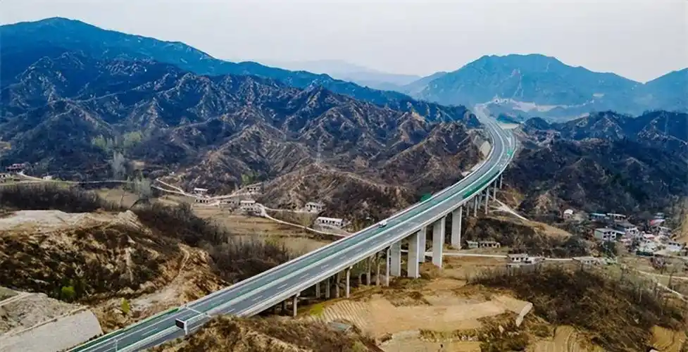 近日,作为河北省南北太行山区重要的旅游通道,太行山高速公路邢台段