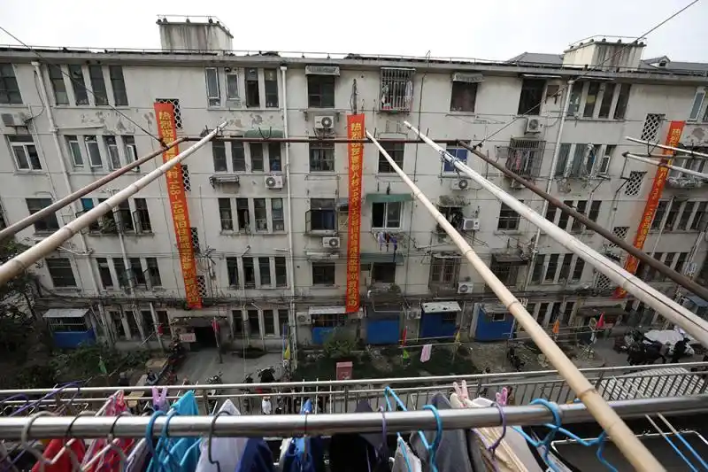 上海70年老房迎来成套改造,普陀曹杨八村首批居民搬家