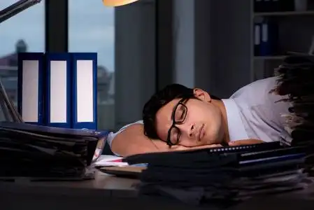 加班到深夜图片