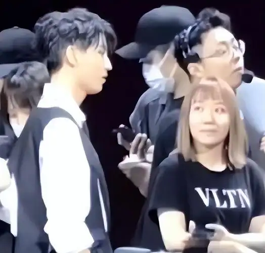 粉丝曝王俊凯与经纪人恋爱穿情侣装,更多蛛丝马迹被扒,男方回应