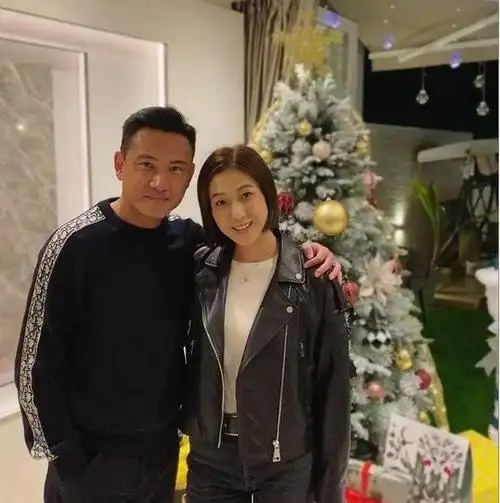 钟嘉欣和林文龙一家人过节直接跪地上合照亲密搂肩感情深厚