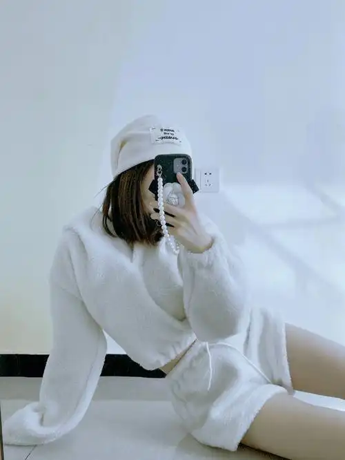 辣妹对镜拍照姿势