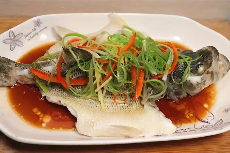 清蒸鱼千万不可放盐和料酒,大厨教你一招,鲜嫩多汁,不腥又不柴