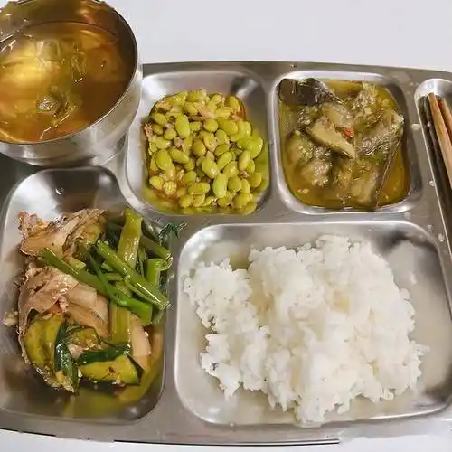 春节开工,浙江老板晒员工伙食,自夸"遥遥领先",遭网友吐槽_老张_食堂