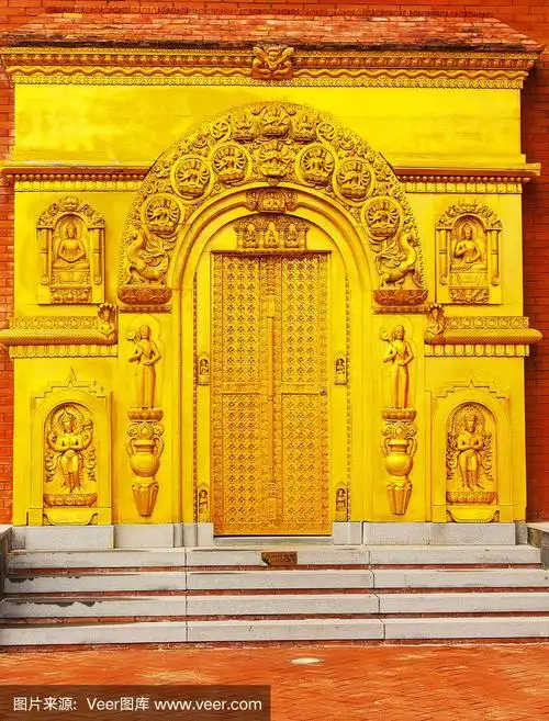中国一座公共佛教寺庙的红砖墙上的金色门.