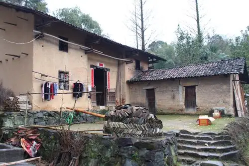 我们吃完饭,各自忙完手里工作,到老房子拍全家福照片了