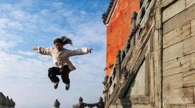 那就是能够飞檐走壁的轻功,在古代交通不发达的时候,能够拥有一身轻功