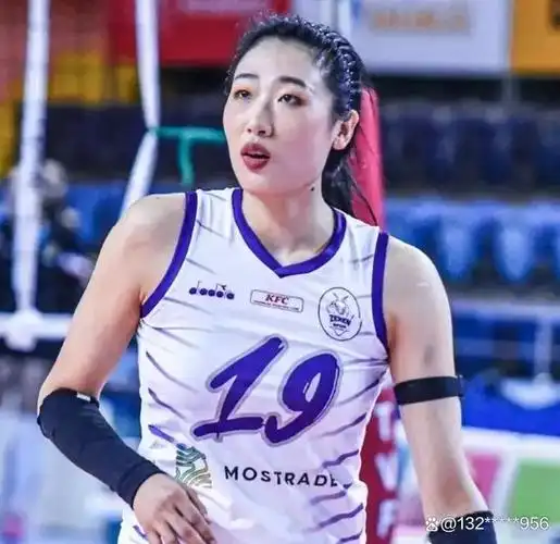 刘晏含的排球之路可谓是坎坎坷坷,1993年1月19日出生于辽宁盘锦,排球