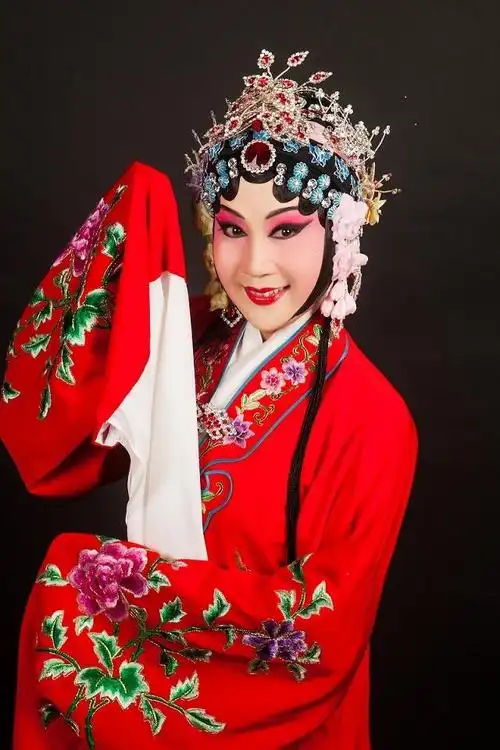 丁艳玉:国家一级演员,原大连京剧院当家花旦(主要演员),师从闻占萍