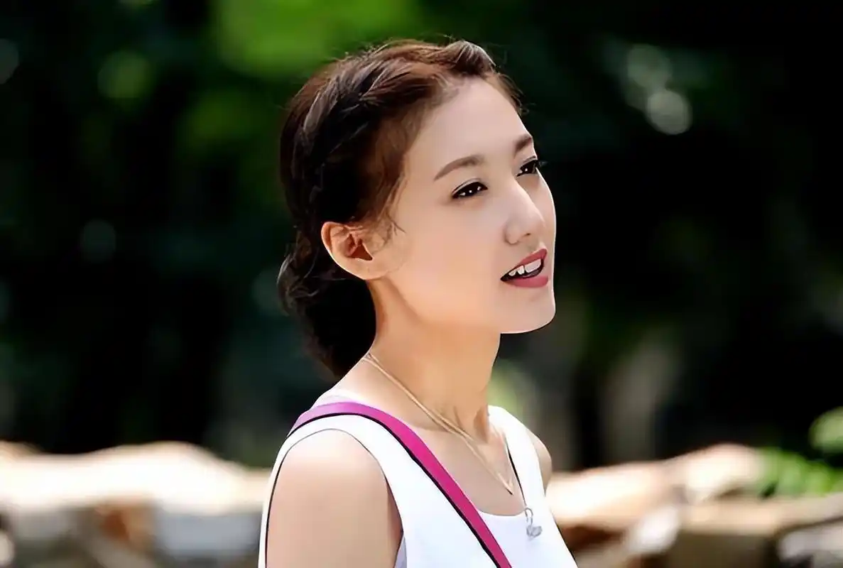 回顾演员高露我这辈子正确的决定就是隐婚为丈夫生下一儿一女