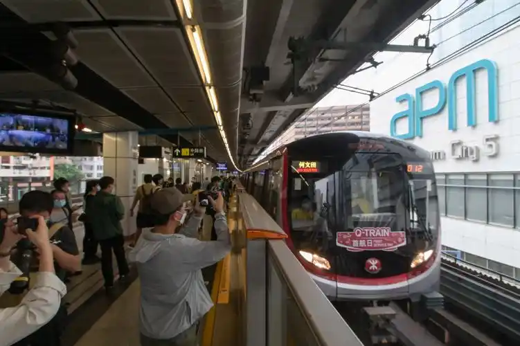国产车取代英制车 港铁观塘线"q-train"列车首航