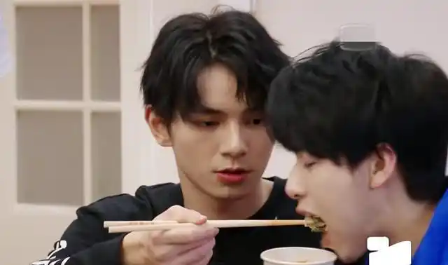 unine团综李汶翰喂水如毒妃灌药李振宁嘉羿姚明明叠罗汉