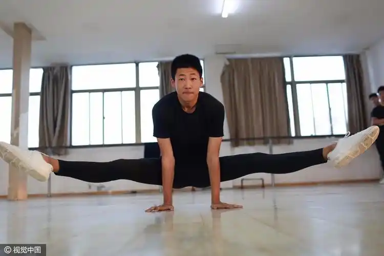 他们或跳起摩登,走起舞步,或单手开普,分腿支撑,又或倒踢紫金关,腾空"